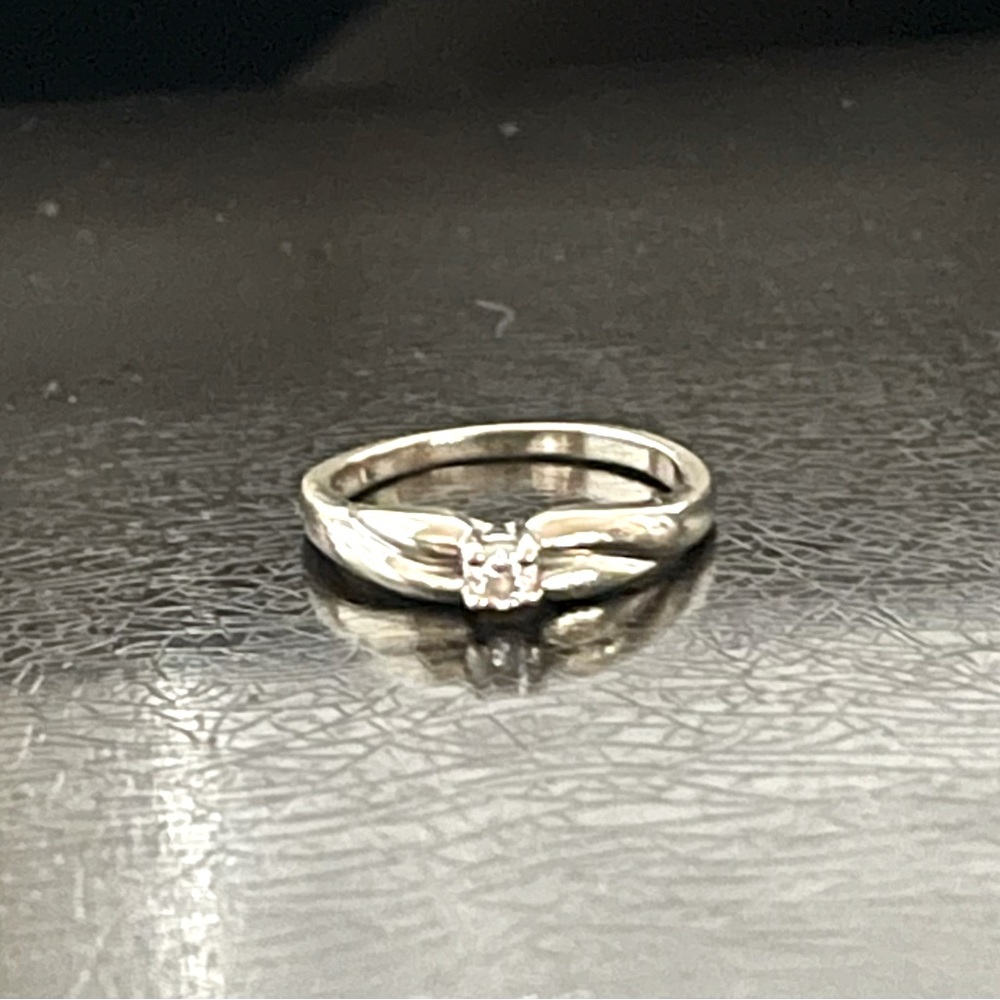 14K White Gold and Diamond Ring. Size 5.5.